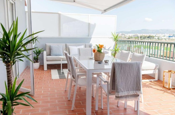 Penthouse with a large private roof terrace close to the sea in El Molinar