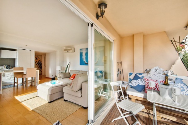 Bright, furnished apartment near the beach for long-term rental