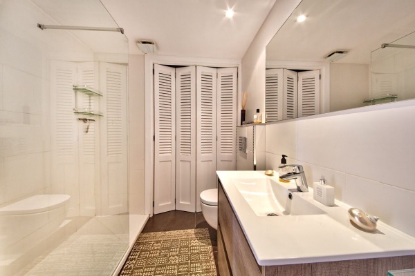 Bright, furnished apartment near the beach for long-term rental image 7