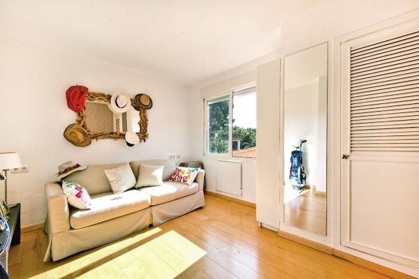 Bright, furnished apartment near the beach for long-term rental image 8