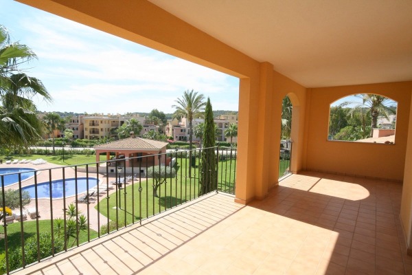 Apartment in beautiful, quiet complex close to the center