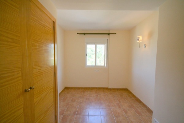 Apartment in beautiful, quiet complex close to the center image 4