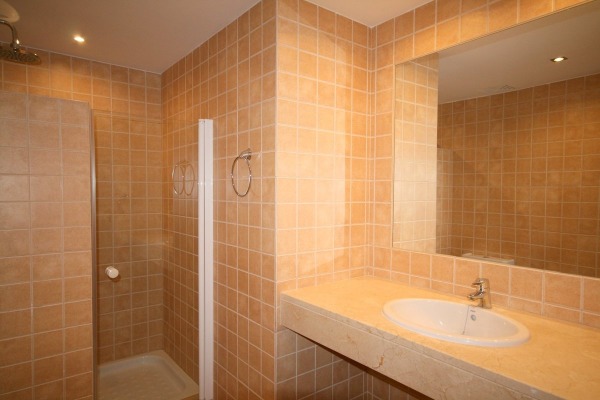 Apartment in beautiful, quiet complex close to the center image 6