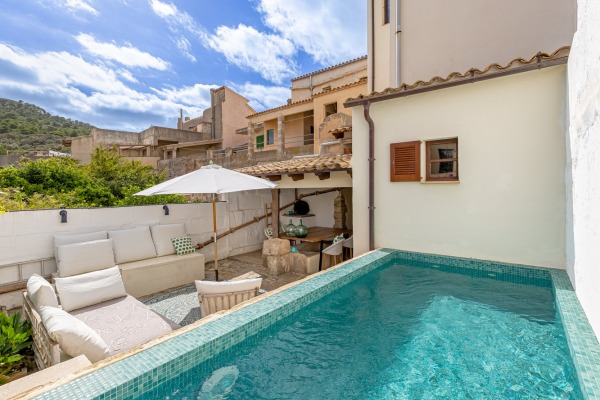 High-quality renovated apartment with historic character and pool