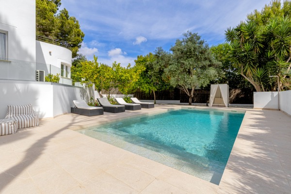Modernized villa in a sought-after neighborhood of Nova Santa Ponsa image 2