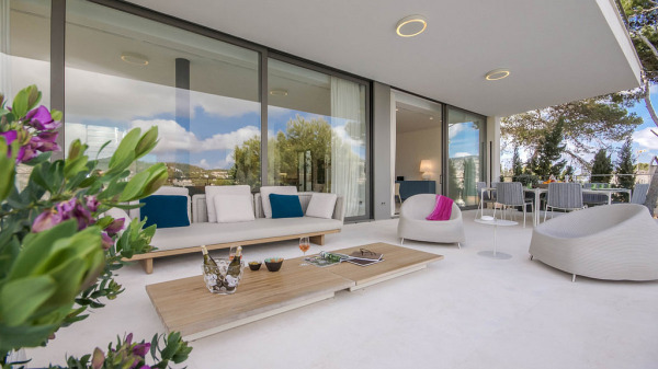 Luxury property with guest villa in a unique location right by the sea image 5