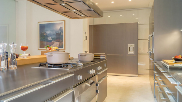 Luxury property with guest villa in a unique location right by the sea image 8