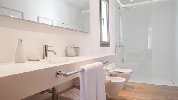 Luxury property with guest villa in a unique location right by the sea image 10