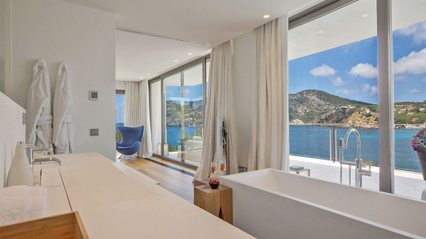 Luxury property with guest villa in a unique location right by the sea image 12