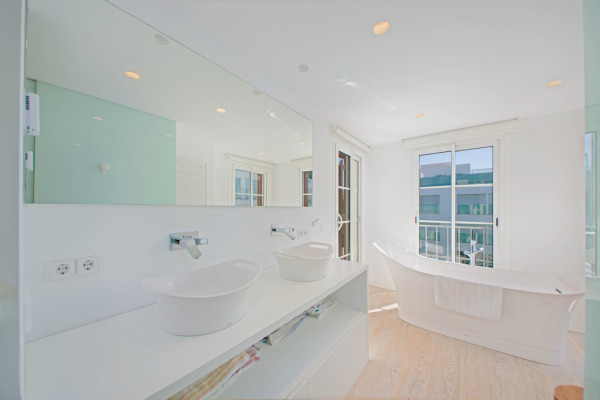 High-quality penthouse apartment in an exclusive complex image 9