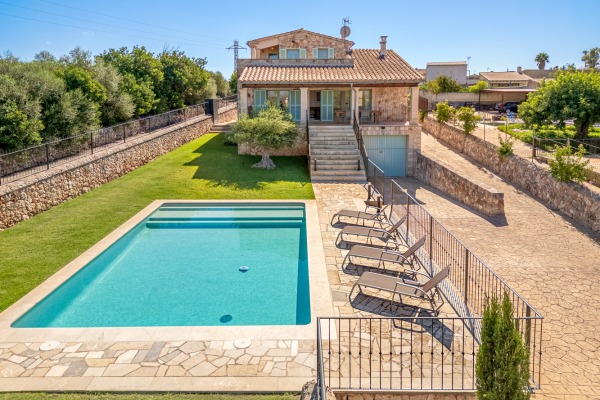 Traditional villa with modern comforts and panoramic views in Sineu