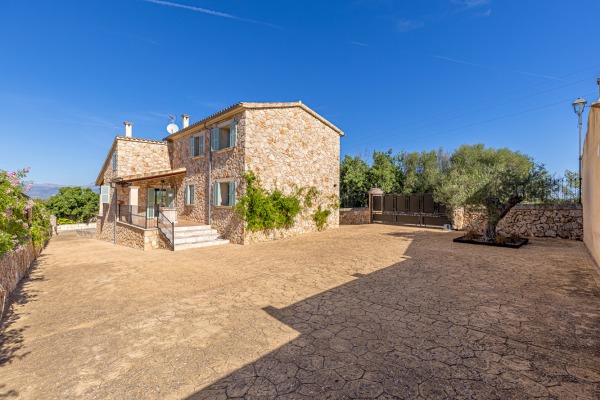 Traditional villa with modern comforts and panoramic views in Sineu image 2