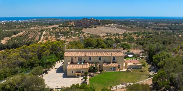 Mediterranean finca with breathtaking far-reaching views to the sea