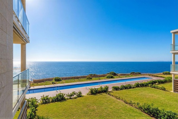 Aprtament with fantastic views in a seafront residential complex