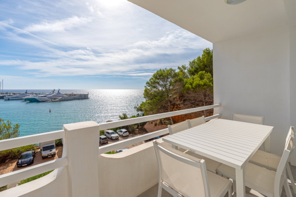 Seafront apartment with a view of the lifestyle harbor Port Adriano image 2