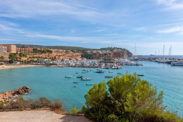 Seafront apartment with a view of the lifestyle harbor Port Adriano image 3