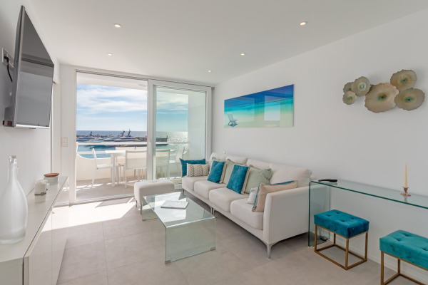 Seafront apartment with a view of the lifestyle harbor Port Adriano image 4