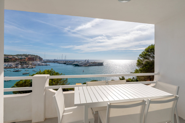 Seafront apartment with a view of the lifestyle harbor Port Adriano image 7