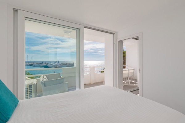 Seafront apartment with a view of the lifestyle harbor Port Adriano image 8