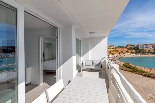 Seafront apartment with a view of the lifestyle harbor Port Adriano image 11