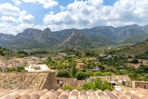 New-build townhouse with stunning views of the mountains and the village