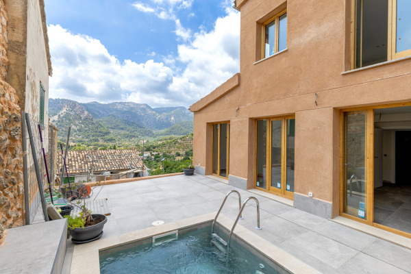 New-build townhouse with stunning views of the mountains and the village image 2