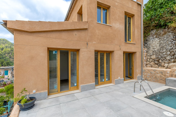 New-build townhouse with stunning views of the mountains and the village image 4