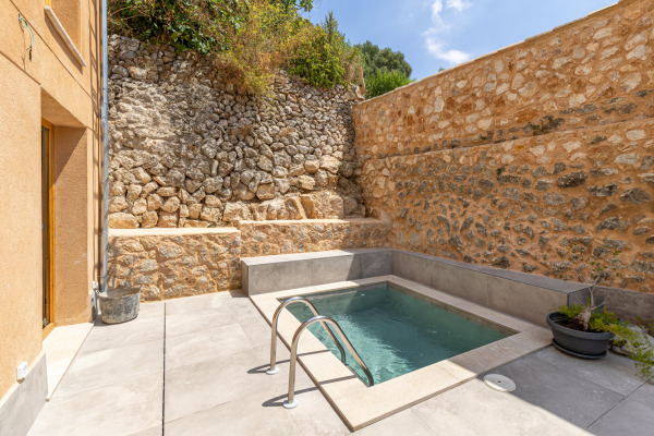 New-build townhouse with stunning views of the mountains and the village image 8