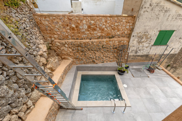 New-build townhouse with stunning views of the mountains and the village image 9