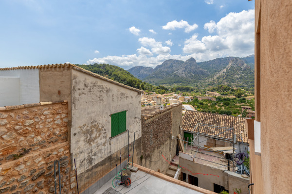 New-build townhouse with stunning views of the mountains and the village image 10