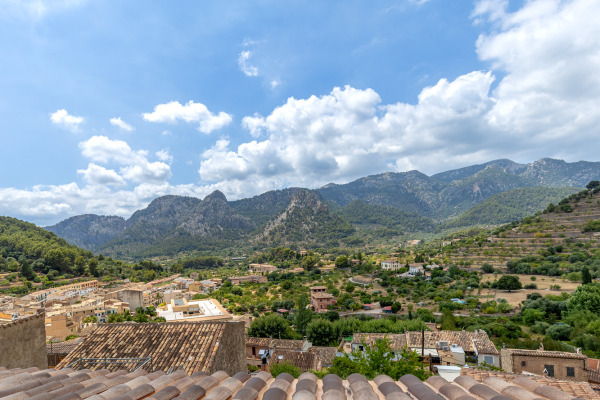 New-build townhouse with stunning views of the mountains and the village image 11