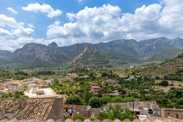 New-build townhouse with stunning views of the mountains and the village image 12