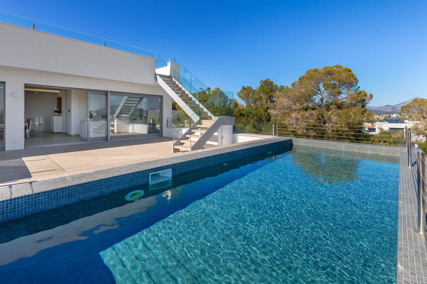 Modern villa in an exclusive residential area with fantastic sea views image 2