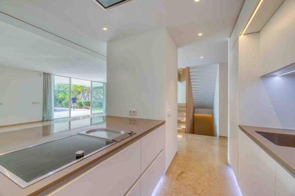 Exclusive sea view villa in a sought-after hillside location near the marina image 5