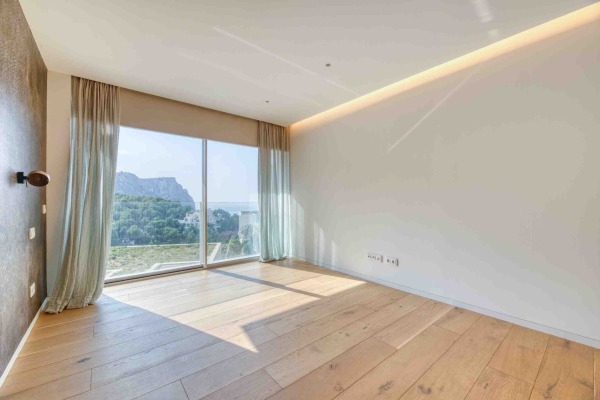 Exclusive sea view villa in a sought-after hillside location near the marina image 8