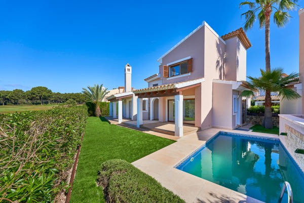 Detached house with private pool and views over the golf course image 2