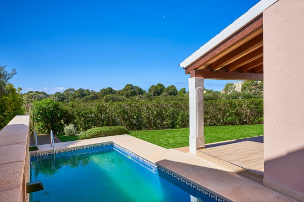 Detached house with private pool and views over the golf course image 3
