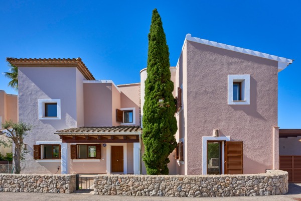 Detached house with private pool and views over the golf course image 4