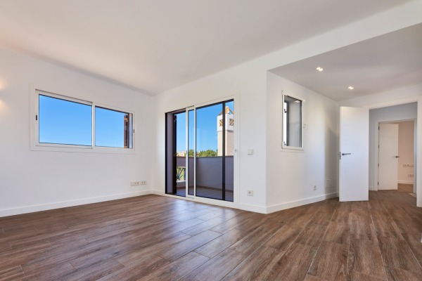 Detached house with private pool and views over the golf course image 10