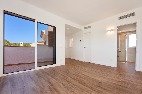 Detached house with private pool and views over the golf course image 12