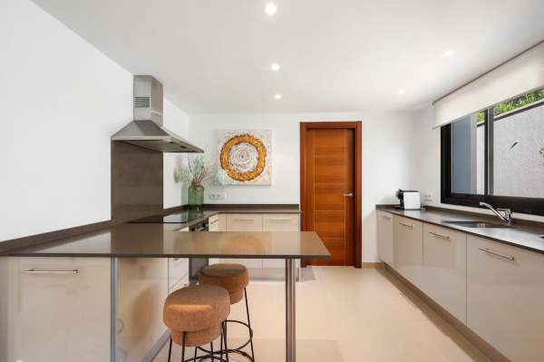 Exclusive, spacious apartment close to the beach and golf course image 5