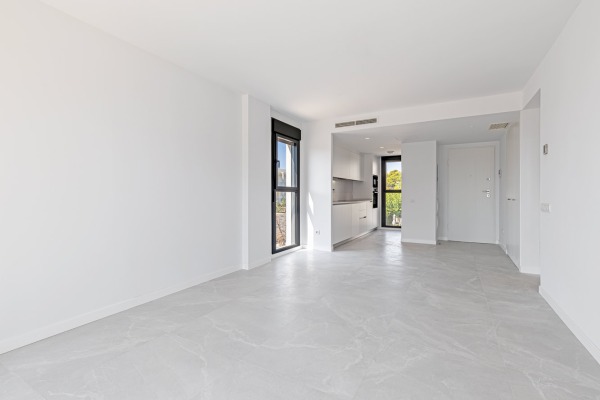Modern unfurnished apartment for long-term rent image 4