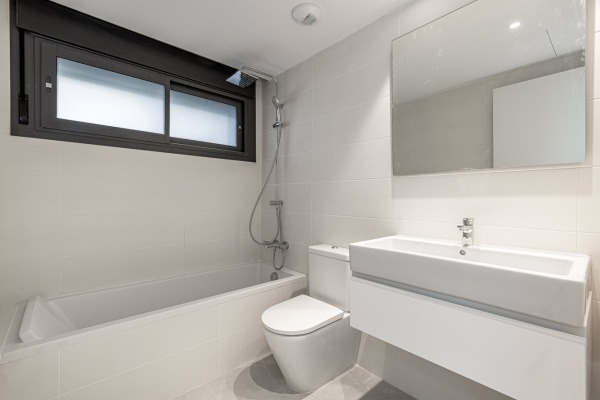 Modern unfurnished apartment for long-term rent image 11