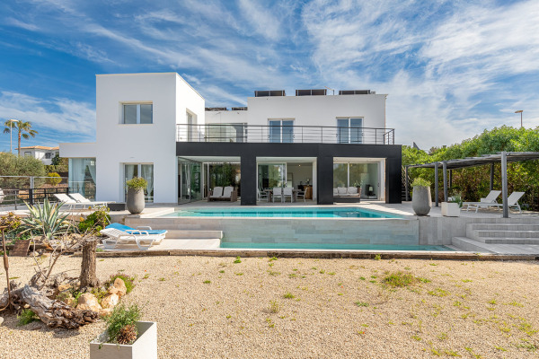 Modern villa with panoramic views to the Bay of Palma