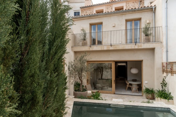 Exclusively renovated townhouse with garden and pool in Alaro
