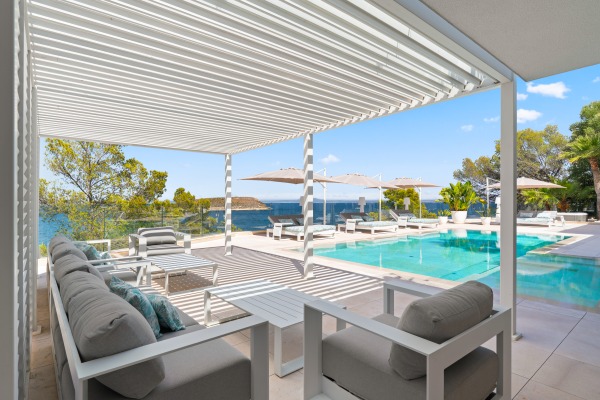 Exceptional seafront luxury property with direct sea access image 3