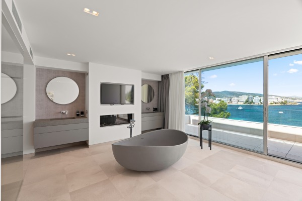Exceptional seafront luxury property with direct sea access image 11