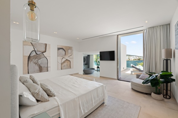 Exceptional seafront luxury property with direct sea access image 12