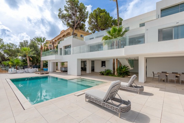 Exceptional new luxury property in seafront with direct sea access image 2