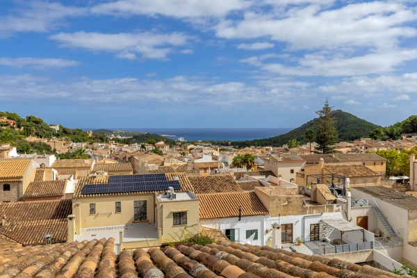 Exclusive, high-quality renovated townhouse with sea view and pool